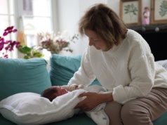 Twoja mama naprawdę kocha wnuki bardziej niż ciebie. I jest na to naukowe wyjaśnienie