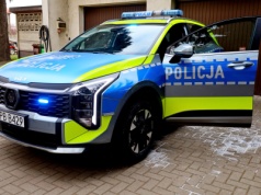 Żarowscy policjanci z nowym radiowozem