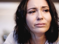 Te znaki zodiaku lubią dramatyzować. Rozpaczają z byle powodu