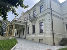 Sobota ze zwiedzaniem muzealnych zakamarków w Pałacu Wielopolskich w Częstocicach