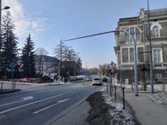 Nowe światła drogowe powstają przed budynkiem Urzędu Miasta Tarnowa