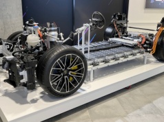 Porsche znowu zmienia zdanie. To koniec elektrycznego Caymana?