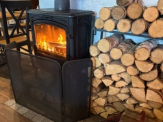 Rozcieńczam 1:1, psikam i… po sadzy. Szyba kominkowa idealnie czysta w minutę