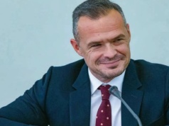 "Złote dziecko Tuska śmieje się Polakom w twarz. To skandaliczna decyzja sądu" – mówi poseł Gosek