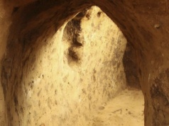 Odkryli średniowieczny tunel w sercu neolitycznego cmentarzyska