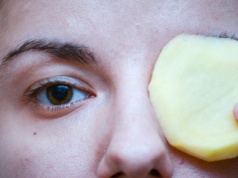 Weź plasterek ziemniaka i połóż pod oczy. Efekt widoczny już po 10 minutach