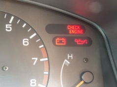 Zapaliła się kontrolka check engine? Jeden prosty trik i może zgasnąć