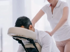 Masaż biurowy to nie benefit „na pokaz”. Co realnie daje w środku dnia pracy?