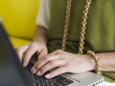 Badanie: pokolenie Z i seniorzy szczególnie narażeni na dezinformację