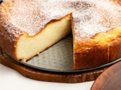 Przepis na puszysty sernik jak u babci. To pyszne ciasto zawsze się udaje