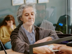 Osiągnęła 67 lat bez etatu. Czy ZUS wypłaci emeryturę? Tysiące Polek są w tej sytuacji