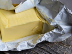 Masło „jak za darmo”. W Lidlu i Biedronce kostka poniżej 3 zł