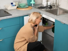 Włóż to do szafki pod zlewem. Zapach wilgoci zniknie sam