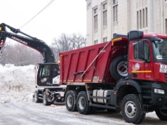 Ludzie zamarzają w domach, a dzieci lepią bałwany i jeżdżą na sankach. Rosja nie radzi sobie z zimą