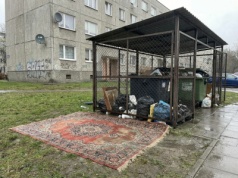 Gdzie wyrzucić dywan i czemu nie wolno go wciskać do kosza? Adres, który może cię uratować przed karą