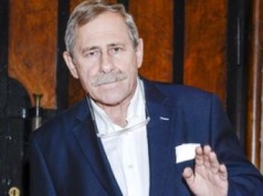 Zauroczył się o 10 lat aktorką. "Nie żałuję, że mnie urzekła"