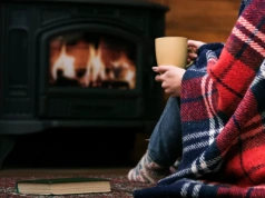 Szyba kominka czernieje w kilka dni? Nikt nie używa tego drewna, a nie brudzi
