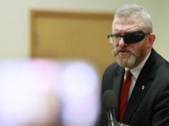 Bez Grzegorza Brauna nie będzie rządu. Kolejny sondaż potwierdza mocną pozycję „Korony”