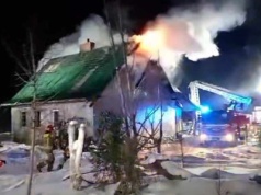 Ogień zabrał dom samotnej kobiecie. Siedem zastępów straży walczyło z pożarem