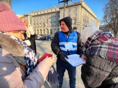 Mróz, deszcz, kolejki. Kubiczek stał się ikoną protestu i bije rekord podpisów pod referendum