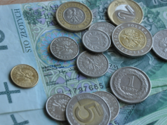 Uczciwość godna naśladowania. Gotówka znaleziona w galerii handlowej w Radomiu czeka na właściciela