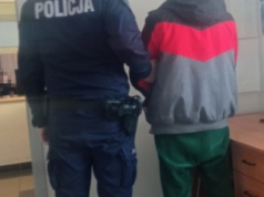 Kradzież w warunkach recydywy i nielegalny pobyt – obywatel Białorusi przekazany Straży Granicznej