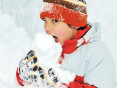 Dlaczego nie powinniśmy pozwalać dziecku jeść śniegu. Śniegowe pchły to tylko jedno z zagrożeń