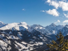 Najlepszy szlak na zimowy spacer dla seniorów. Widokowy, bez stromych podejść