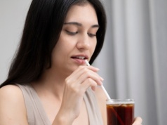 Stomatolog: Popularne napoje „rozpuszczają” zęby Polaków