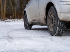 Jeden błąd zimą popełnia większość kierowców. Auto traci przyczepność i zaczyna "tańczyć"