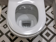 Najlepszy domowy sposób na wyczyszczenie toalety. Kamień odchodzi płatami