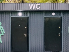 Zawiesili tabliczki z kodem. Powinny wisieć w każdym mieście