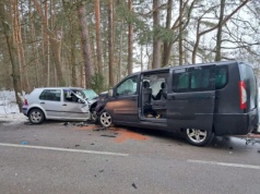 Czołowe zderzenie osobówki z busem. Jedna osoba zginęła, 5 trafiło do szpitala