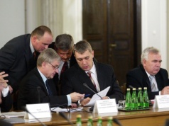 7 lutego służby zatrzymały prezesa giganta. Komisja śledcza z Giertychem i Macierewi…