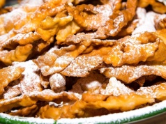 Faworki będą mięciutkie jak chmurka. Dodaj to do oleju podczas smażenia. Szybko zobaczysz różnicę