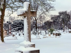 Ekstremalne warunki i ciężki sprzęt na podlaskich cmentarzach. "Kucie jak w betonie"