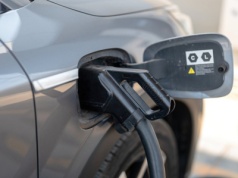 Zdziwisz się, ile elektryków jeździ już po Polsce. Raport za 2025 rok to "elektryczny" wstrząs