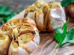 Nie rób tego z czosnkiem. Straci swój aromat albo stanie się gorzki i popsuje całe danie