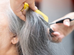 Siwe włosy będą wyglądać olśniewająco. Poproś fryzjera o grey loba