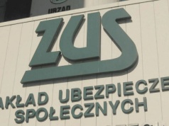 ZUS z automatu wypłaci nawet 203,80 zł więcej do emerytury. Pieniądze już wpływają na konta seniorów
