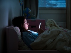 "Pokolenie zombie", które nie śpi. Ekspert ostrzega: Wpływ na psychikę jest niepokojący