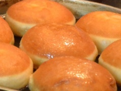 Najlepsze pączki na tłusty czwartek – lekkie jak puch, z konfiturą wiśniową