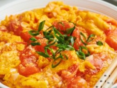 Jajecznica po chińsku nie ma sobie równych. Jest tak aromatyczna i puszysta, że robię ją co kilka dni