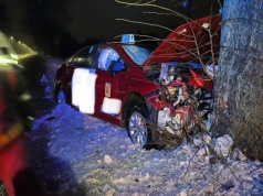 Jacków: samochód osobowy wypadł z drogi i uderzył w drzewo