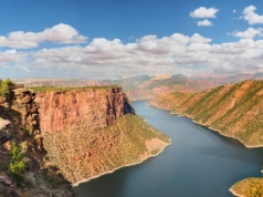 Dlaczego ta rzeka płynie "pod górę"? Eksperci rozwiązują zagadkę