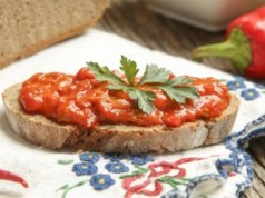 Obtocz w oliwie, upiecz i zblenduj. Najprostsze smarowidło na kanapkę gotowe