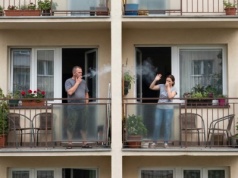 Sąsiad smrodzi paleniem papierosów? Prawo pozwala na interwencję