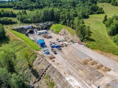 Największa inwestycja w historii PKP z problemami. Wykluczona z przetargu polska spółka idzie do sądu