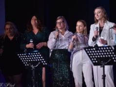 Zimowy koncert Zespołu Wokalnego Perspektywa w Raciborzu przyciągnął publiczność do Strzechy