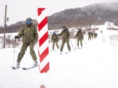 Piękna zima i trudne warunki w Bieszczadach. Straż Graniczna i GOPR ćwiczyli na nartach